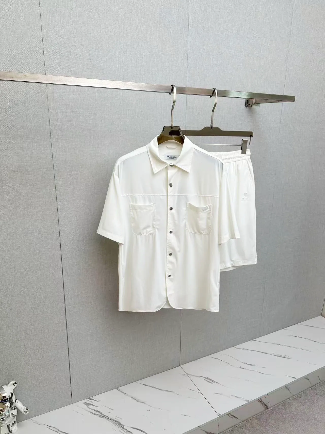 The LP New Arrival casual suit has exquisite and high-end details and a full sense of luxury. Customized Premium fabric, the upper body is crisp and stylish, comfortable and not tight. The clean and neat tailoring is full of urban style. You will feel good when you wear it. It is the first choice for Premium fashionistas. The upper body effect is super good! Sizes:M-3XL